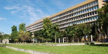 UFRJ abre processo seletivo para professor; 54 vagas e salários de até R$ 3 mil