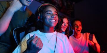 Musk irá fornecer internet gratuita para as escolas no Brasil, caso Lula rompa com a Starlink.