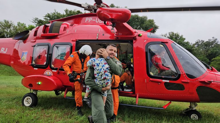 Corpo de bombeiros em atuação