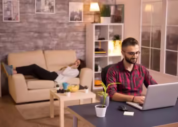 Descubra 12 profissões ideais para quem quer trabalhar sem sair de casa!
