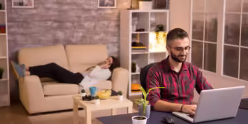 Descubra 12 profissões ideais para quem quer trabalhar sem sair de casa!