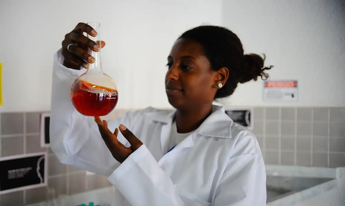 É Necessário Possuir Um Diploma de Nível Técnico na Área de Laboratório. Imagem: Agência Brasil.