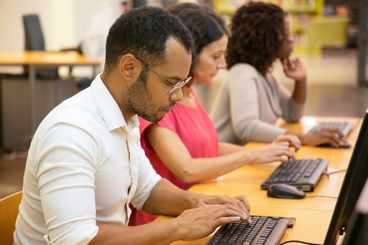 Descubra como os cursos técnicos aceleram sua colocação profissional.