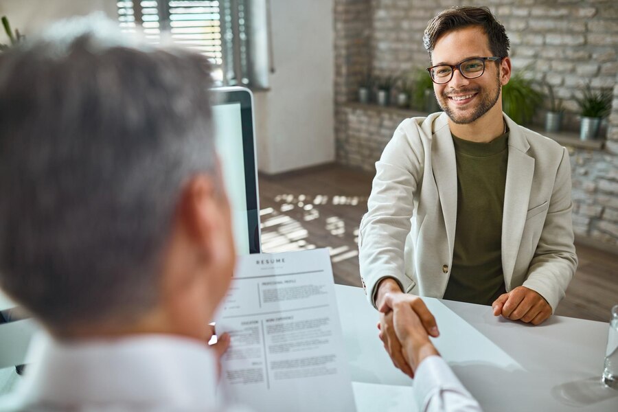 A importância da primeira impressão: como a roupa pode influenciar na entrevista de emprego.