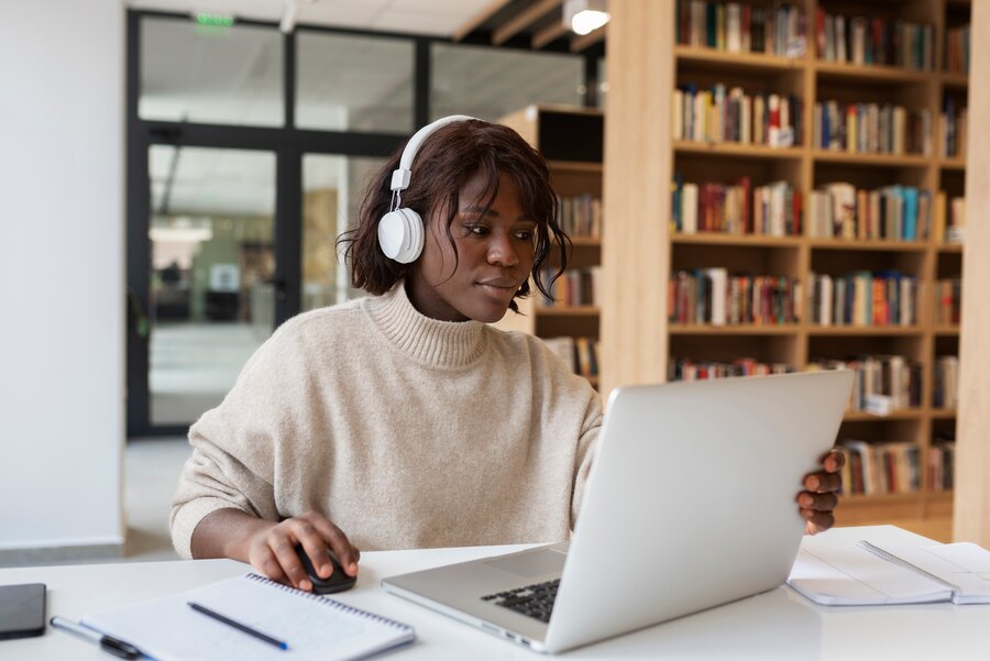 USP anuncia 35 cursos gratuitos com vagas abertas: modalidades online e presencial.