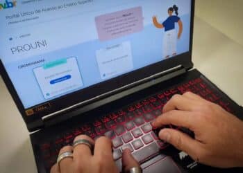pessoa acessando o site do ProUni