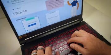 pessoa acessando o site do ProUni