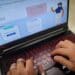 pessoa acessando o site do ProUni