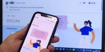 pessoa se inscrevendo no Prouni pelo celular