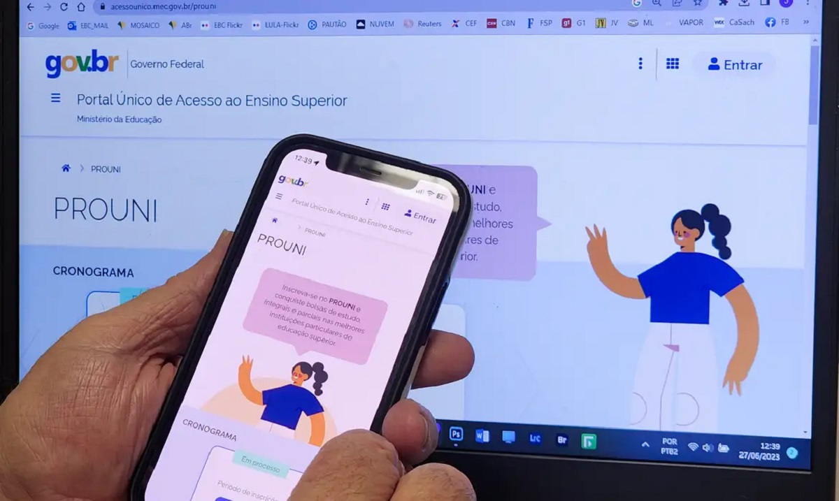 pessoa se inscrevendo no Prouni pelo celular 