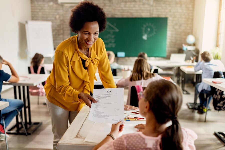 Carreiras na área da educação estão em alta em 2025. 