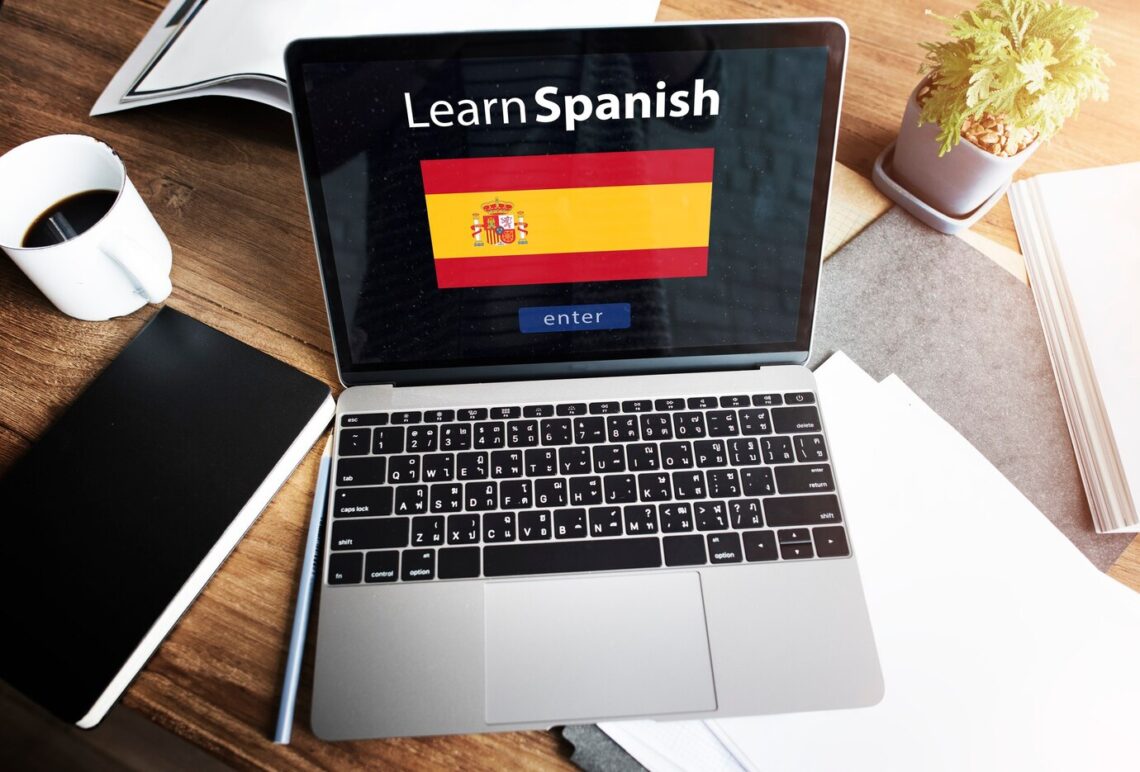 Aprenda espanhol de maneira simples.  Imagem: Freepik/rawpixel