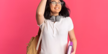 Vagas de cursos de graduação no Fies 2025. Imagem: Freepik/stockking