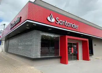 Imagem da fachada de uma agência do Banco Santander, representando a parceria com a DIO para oferecer bolsas de estudo gratuitas na área de tecnologia.