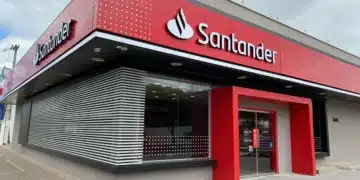 Imagem da fachada de uma agência do Banco Santander, representando a parceria com a DIO para oferecer bolsas de estudo gratuitas na área de tecnologia.