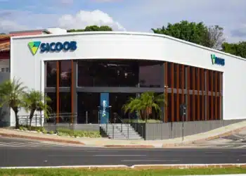 Fachada da agência Sicoob com a logo visível.