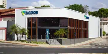 Fachada da agência Sicoob com a logo visível.