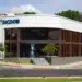 Fachada da agência Sicoob com a logo visível.
