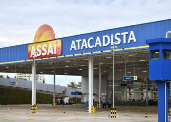 Fachada de uma unidade do Assaí Atacadista, rede de atacado com oportunidades de emprego