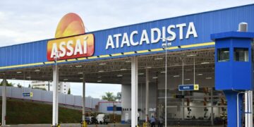 Fachada de uma unidade do Assaí Atacadista, rede de atacado com oportunidades de emprego
