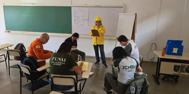  Treinamento de servidores da Funai e ICMBio em sala de aula.