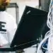 Técnico de TI trabalhando em um servidor com um laptop.