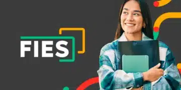 Estudante sorridente segurando cadernos ao lado do logotipo do FIES