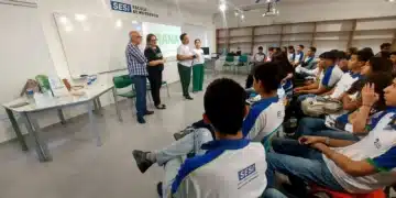 Estudantes do SESI participando de evento de qualificação profissional em sala de aula.