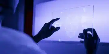 Pessoa interagindo com uma interface holográfica de reconhecimento facial em um ambiente futurista.