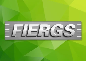 Logo da FIERGS com fundo verde geométrico.