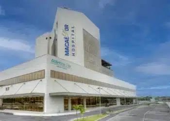 Fachada do Hospital Macaé D'Or, parte da Rede D'Or, com vista para o estacionamento.