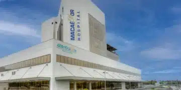 Fachada do Hospital Macaé D'Or, parte da Rede D'Or, com vista para o estacionamento.