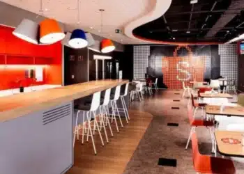Ambiente moderno de restaurante com mesas e balcão.