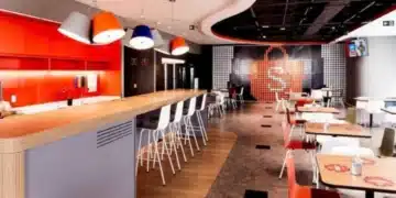 Ambiente moderno de restaurante com mesas e balcão.