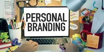 Mesa de trabalho criativa com anotações sobre personal branding e laptop exibindo a frase "Personal Branding