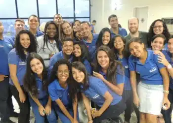 Grupo de jovens aprendizes do Sesc em atividade, sorrindo e posando para a foto.