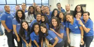 Grupo de jovens aprendizes do Sesc em atividade, sorrindo e posando para a foto.