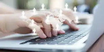 Mãos digitando em um notebook com ícones de conexões digitais representando networking global.