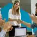 Carreira: Como se destacar em um novo emprego 11 Funcionária recebendo reconhecimento e aplausos da equipe no ambiente de trabalho.