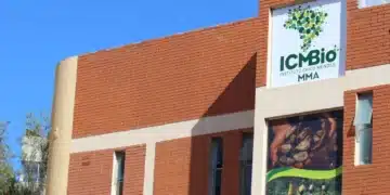 Fachada do Instituto Chico Mendes de Conservação da Biodiversidade (ICMBio), com destaque para a logo da instituição.