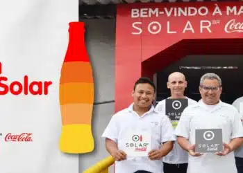 Imagem de colaboradores da Solar Coca-Cola em frente à fábrica com a campanha.