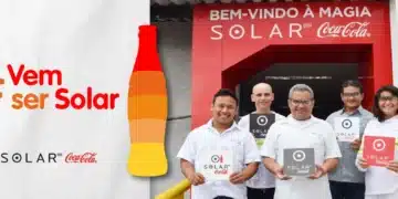 Imagem de colaboradores da Solar Coca-Cola em frente à fábrica com a campanha.