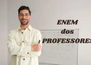 Imagem de um professor sorrindo em frente a um quadro, com o título 'Enem dos Professores' sobreposto.