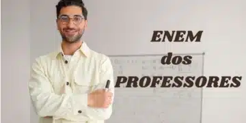 Imagem de um professor sorrindo em frente a um quadro, com o título 'Enem dos Professores' sobreposto.
