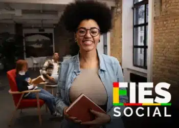 magem de estudante sorridente com livros, representando o acesso à educação com o novo FIES.