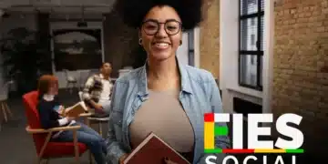magem de estudante sorridente com livros, representando o acesso à educação com o novo FIES.