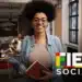 magem de estudante sorridente com livros, representando o acesso à educação com o novo FIES.
