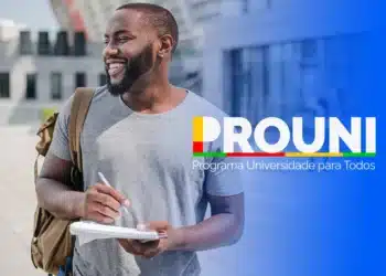 Jovem sorrindo enquanto segura um caderno, com o logo do ProUni ao lado, ilustrando a oportunidade de conquistar uma bolsa de estudos no programa.