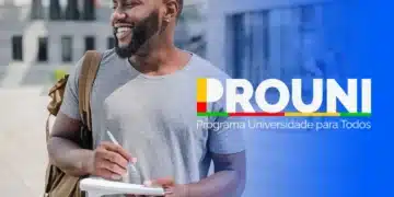 Jovem sorrindo enquanto segura um caderno, com o logo do ProUni ao lado, ilustrando a oportunidade de conquistar uma bolsa de estudos no programa.