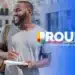 Jovem sorrindo enquanto segura um caderno, com o logo do ProUni ao lado, ilustrando a oportunidade de conquistar uma bolsa de estudos no programa.